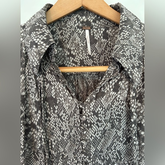 Free People Modern Muse Snakeskin Oversized High Low Long Sleeve Top - Picture 6 of 14